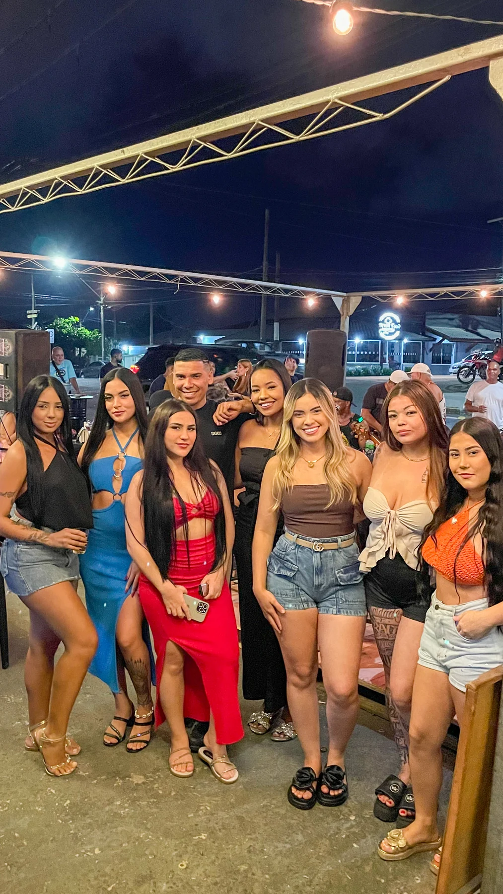 Grupo de amigos aproveitando a noite no Barão da Breja