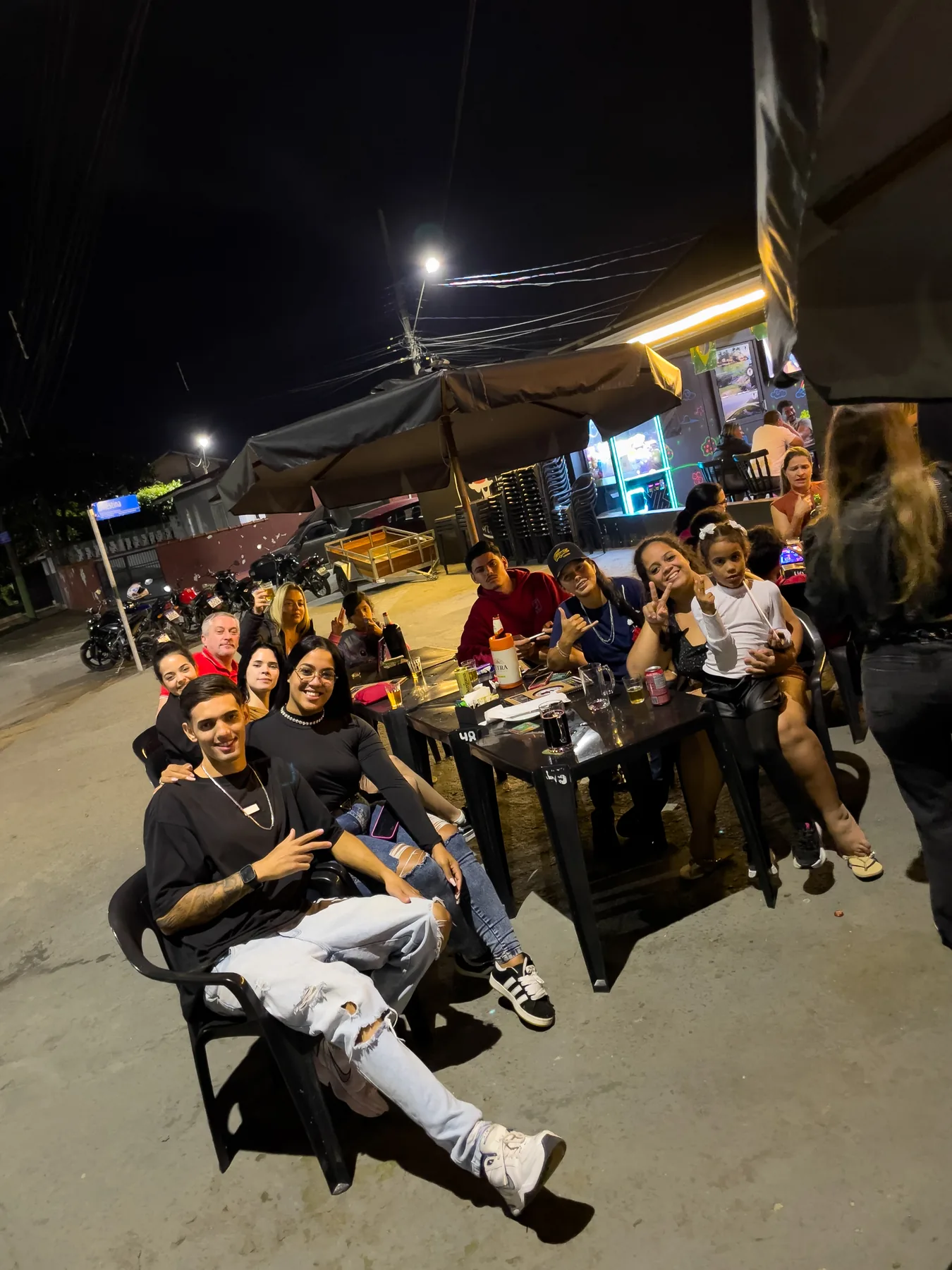 Amigos reunidos em uma noite no Barão da Breja