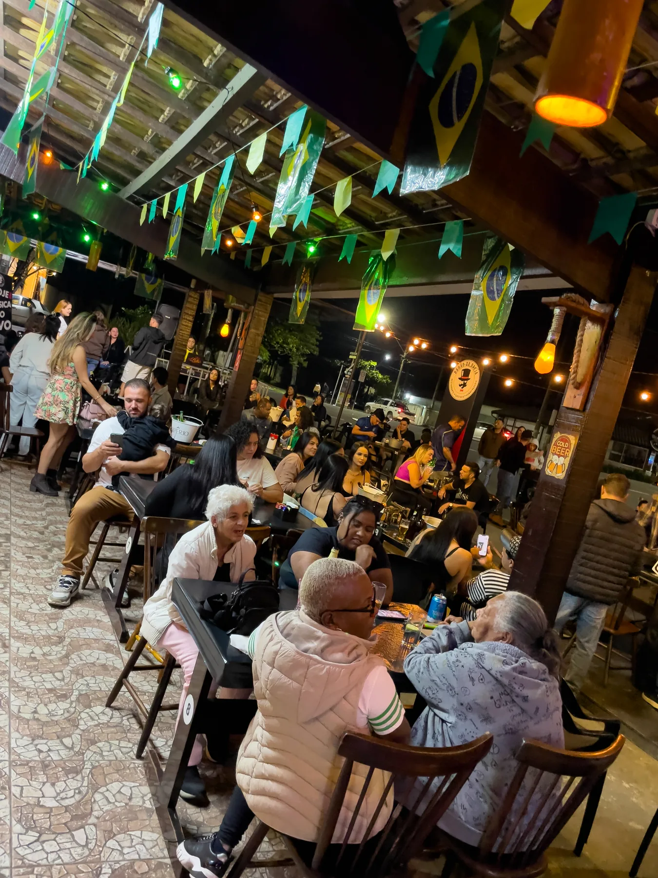Clientes reunidos no ambiente do Barão da Breja